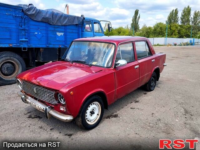 Красный ВАЗ 2101, объемом двигателя 1.6 л и пробегом 300 тыс. км за 300 $, фото 1 на Automoto.ua