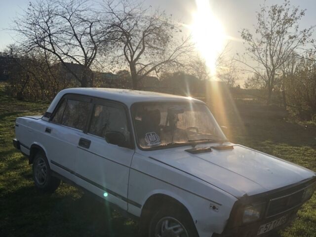 Белый ВАЗ 2105, объемом двигателя 1.5 л и пробегом 180 тыс. км за 620 $, фото 1 на Automoto.ua