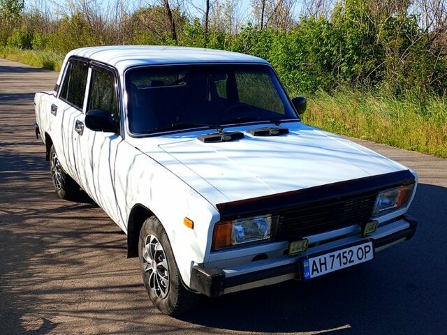 Белый ВАЗ 2105, объемом двигателя 1.2 л и пробегом 220 тыс. км за 1000 $, фото 1 на Automoto.ua