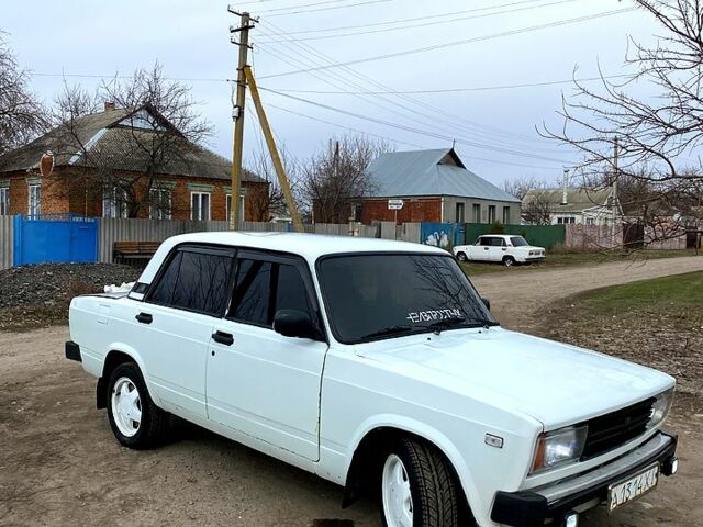 Белый ВАЗ 2105, объемом двигателя 13 л и пробегом 300 тыс. км за 1300 $, фото 1 на Automoto.ua