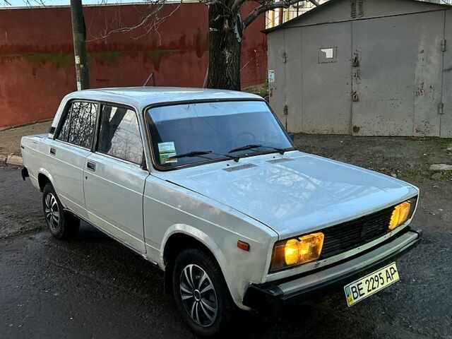Белый ВАЗ 2105, объемом двигателя 1.5 л и пробегом 150 тыс. км за 950 $, фото 1 на Automoto.ua