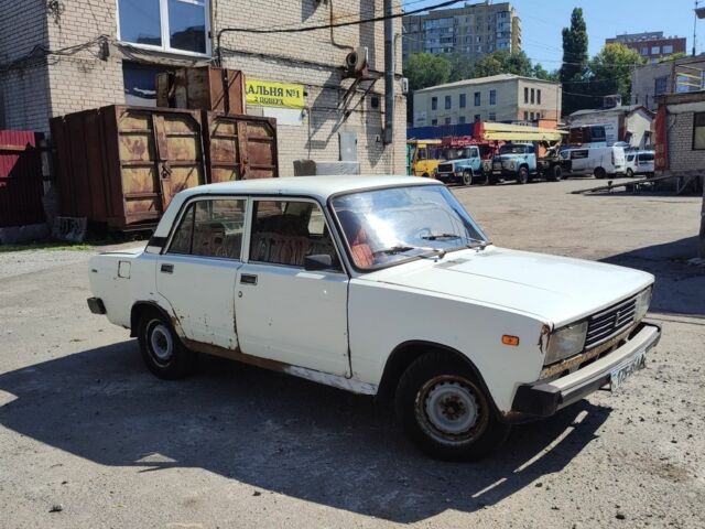 Белый ВАЗ 2105, объемом двигателя 1.5 л и пробегом 74 тыс. км за 586 $, фото 1 на Automoto.ua