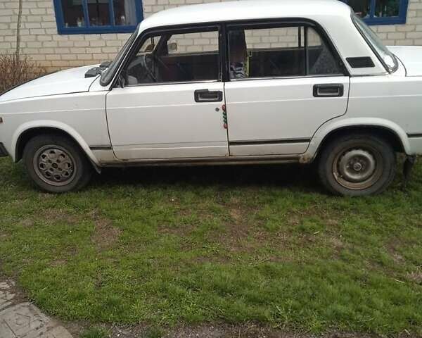 Белый ВАЗ 2105, объемом двигателя 1.3 л и пробегом 150 тыс. км за 654 $, фото 1 на Automoto.ua