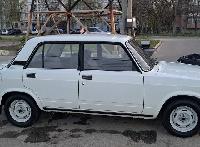 Белый ВАЗ 2105, объемом двигателя 1.3 л и пробегом 56 тыс. км за 3500 $, фото 1 на Automoto.ua