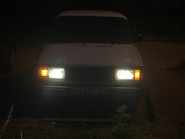 Белый ВАЗ 2105, объемом двигателя 1.5 л и пробегом 200 тыс. км за 532 $, фото 1 на Automoto.ua