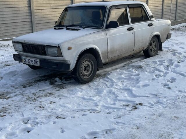 Белый ВАЗ 2105, объемом двигателя 1.2 л и пробегом 300 тыс. км за 500 $, фото 1 на Automoto.ua