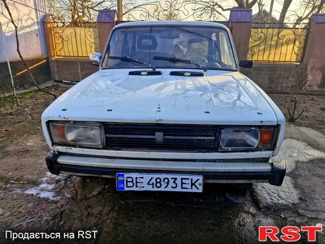 Белый ВАЗ 2105, объемом двигателя 1.5 л и пробегом 200 тыс. км за 450 $, фото 1 на Automoto.ua