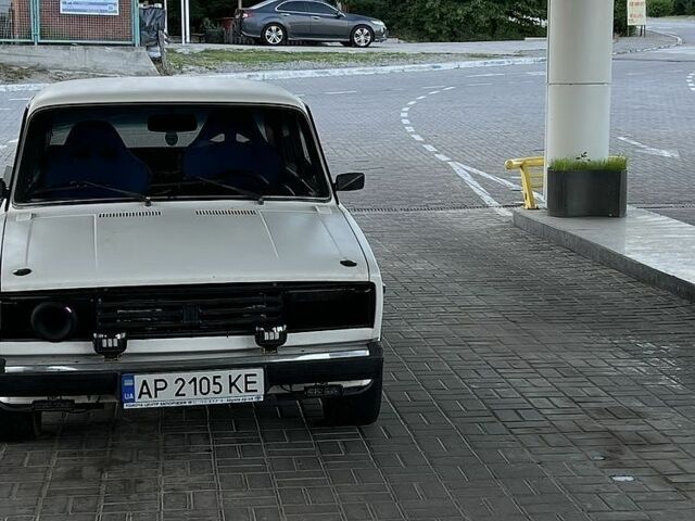 Белый ВАЗ 2105, объемом двигателя 1.5 л и пробегом 100 тыс. км за 2002 $, фото 1 на Automoto.ua
