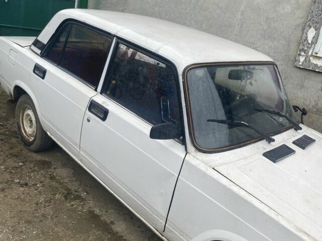 Белый ВАЗ 2105, объемом двигателя 1.5 л и пробегом 300 тыс. км за 507 $, фото 1 на Automoto.ua