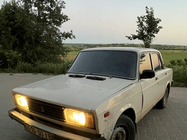 Белый ВАЗ 2105, объемом двигателя 1.5 л и пробегом 220 тыс. км за 422 $, фото 1 на Automoto.ua
