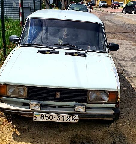 Белый ВАЗ 2105, объемом двигателя 1.5 л и пробегом 500 тыс. км за 300 $, фото 1 на Automoto.ua