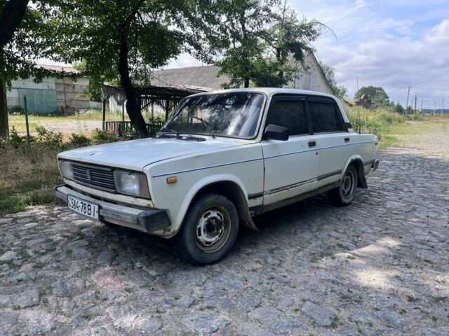 Белый ВАЗ 2105, объемом двигателя 1.5 л и пробегом 300 тыс. км за 337 $, фото 1 на Automoto.ua