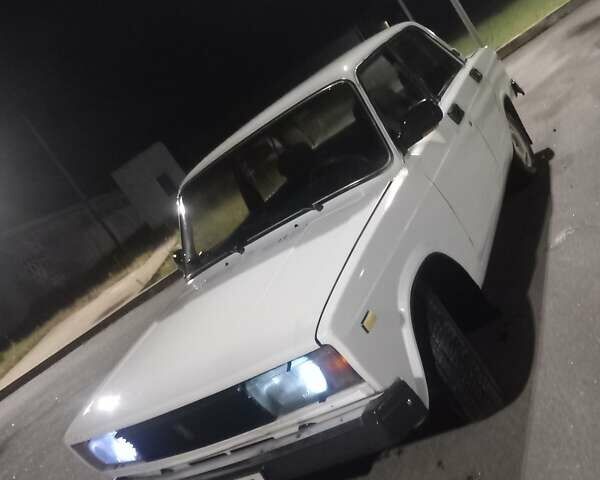 Белый ВАЗ 2105, объемом двигателя 1.5 л и пробегом 190 тыс. км за 900 $, фото 1 на Automoto.ua