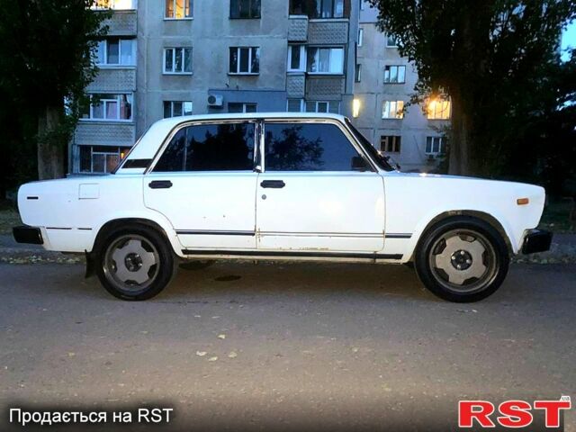 Белый ВАЗ 2105, объемом двигателя 1.5 л и пробегом 120 тыс. км за 700 $, фото 1 на Automoto.ua