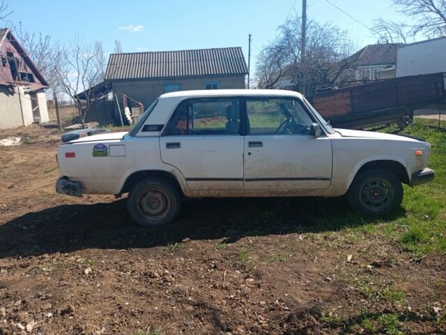 Белый ВАЗ 2105, объемом двигателя 1.5 л и пробегом 100 тыс. км за 253 $, фото 1 на Automoto.ua