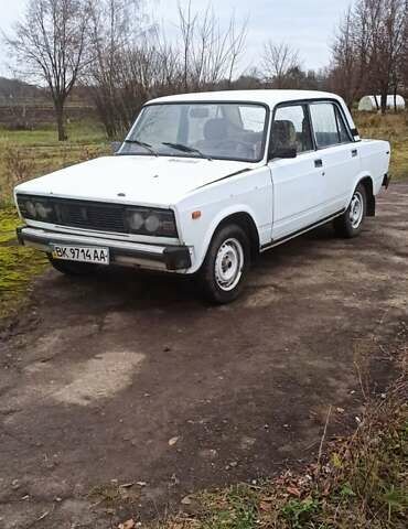 Белый ВАЗ 2105, объемом двигателя 1.5 л и пробегом 100 тыс. км за 750 $, фото 1 на Automoto.ua