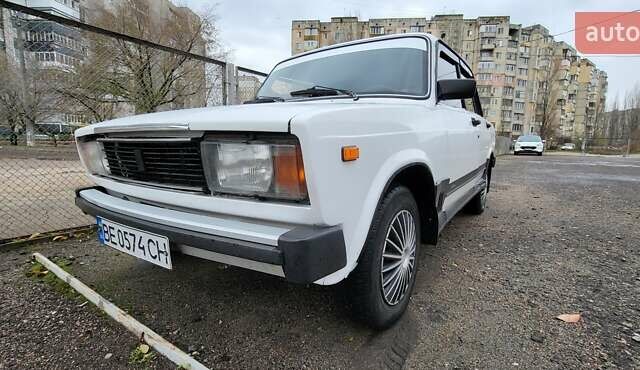 Белый ВАЗ 2105, объемом двигателя 1.5 л и пробегом 200 тыс. км за 900 $, фото 1 на Automoto.ua
