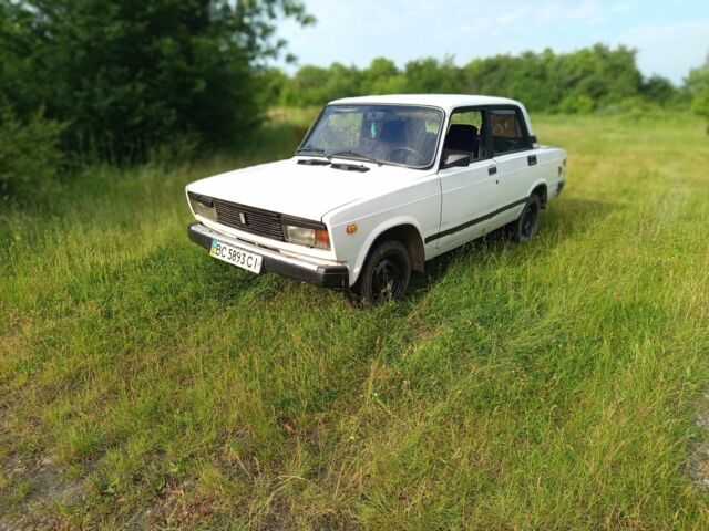 Белый ВАЗ 2105, объемом двигателя 1.3 л и пробегом 300 тыс. км за 360 $, фото 1 на Automoto.ua
