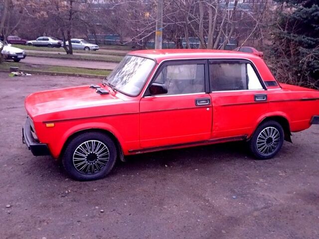 Красный ВАЗ 2105, объемом двигателя 1.5 л и пробегом 300 тыс. км за 444 $, фото 1 на Automoto.ua