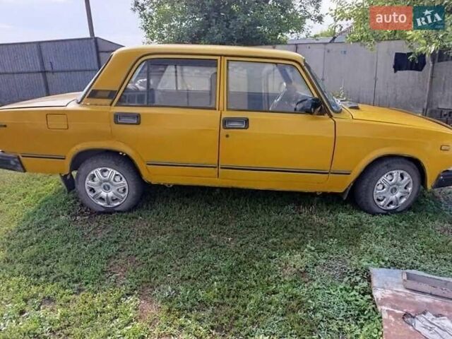 Желтый ВАЗ 2105, объемом двигателя 1.3 л и пробегом 353 тыс. км за 553 $, фото 1 на Automoto.ua