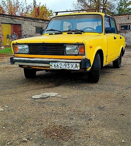 Желтый ВАЗ 2105, объемом двигателя 1.3 л и пробегом 777 тыс. км за 360 $, фото 1 на Automoto.ua