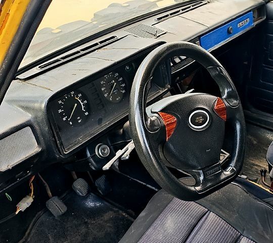 Желтый ВАЗ 2105, объемом двигателя 1.5 л и пробегом 100 тыс. км за 270 $, фото 1 на Automoto.ua