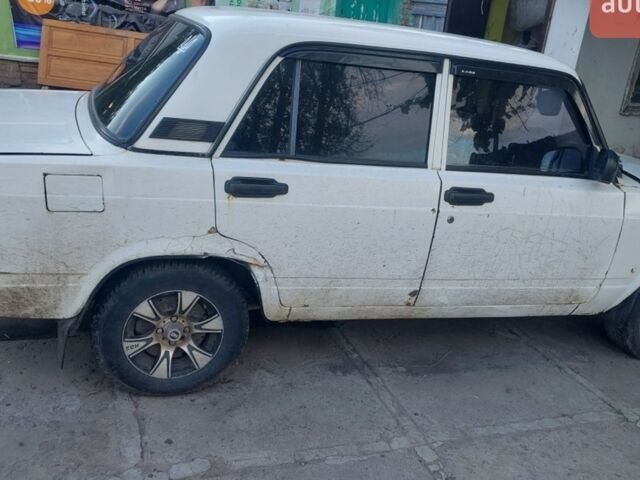 Белый ВАЗ 2107, объемом двигателя 1.5 л и пробегом 300 тыс. км за 679 $, фото 1 на Automoto.ua