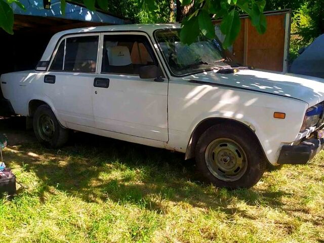 Белый ВАЗ 2107, объемом двигателя 1.5 л и пробегом 150 тыс. км за 600 $, фото 1 на Automoto.ua
