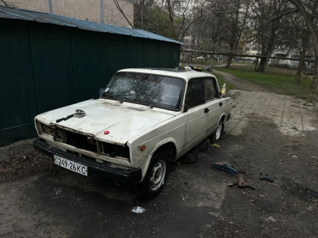 Белый ВАЗ 2107, объемом двигателя 1.6 л и пробегом 300 тыс. км за 200 $, фото 1 на Automoto.ua