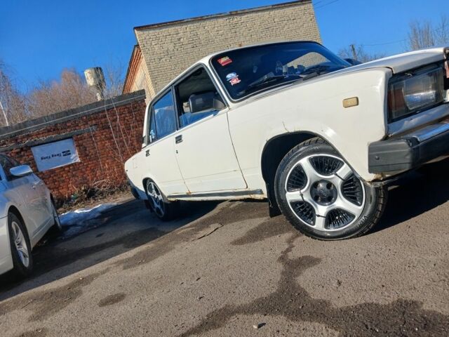 Белый ВАЗ 2107, объемом двигателя 2 л и пробегом 77 тыс. км за 685 $, фото 1 на Automoto.ua