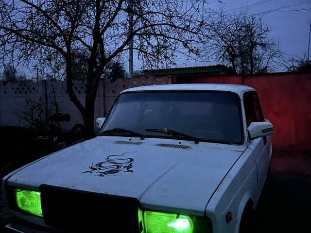 Белый ВАЗ 2107, объемом двигателя 1.5 л и пробегом 80 тыс. км за 381 $, фото 1 на Automoto.ua