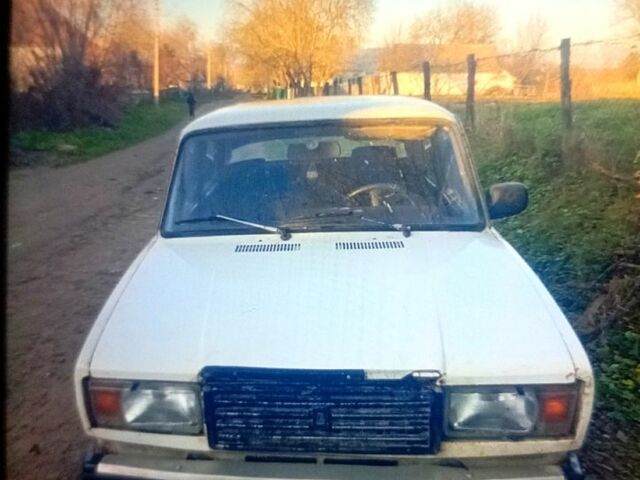 Белый ВАЗ 2107, объемом двигателя 1.5 л и пробегом 200 тыс. км за 600 $, фото 1 на Automoto.ua