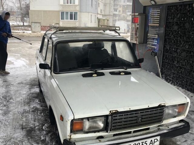 Белый ВАЗ 2107, объемом двигателя 1.3 л и пробегом 100 тыс. км за 400 $, фото 1 на Automoto.ua