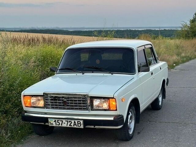 Белый ВАЗ 2107, объемом двигателя 1.5 л и пробегом 60 тыс. км за 1004 $, фото 1 на Automoto.ua