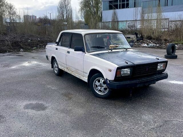 Белый ВАЗ 2107, объемом двигателя 1.5 л и пробегом 100 тыс. км за 800 $, фото 1 на Automoto.ua