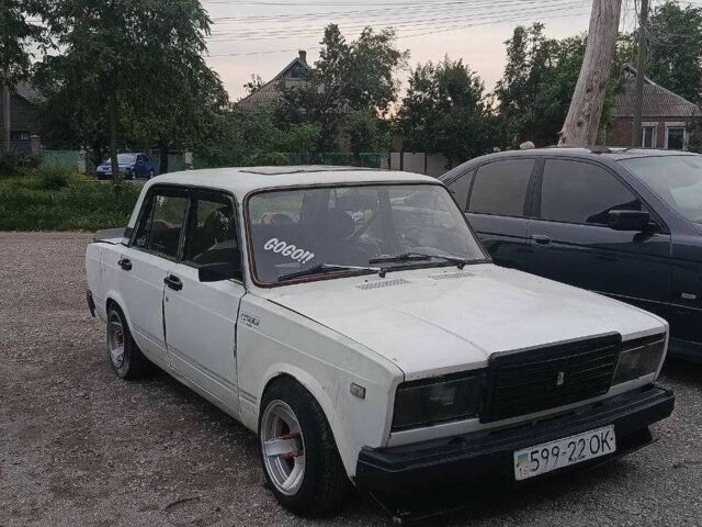 Белый ВАЗ 2107, объемом двигателя 1.7 л и пробегом 100 тыс. км за 600 $, фото 1 на Automoto.ua
