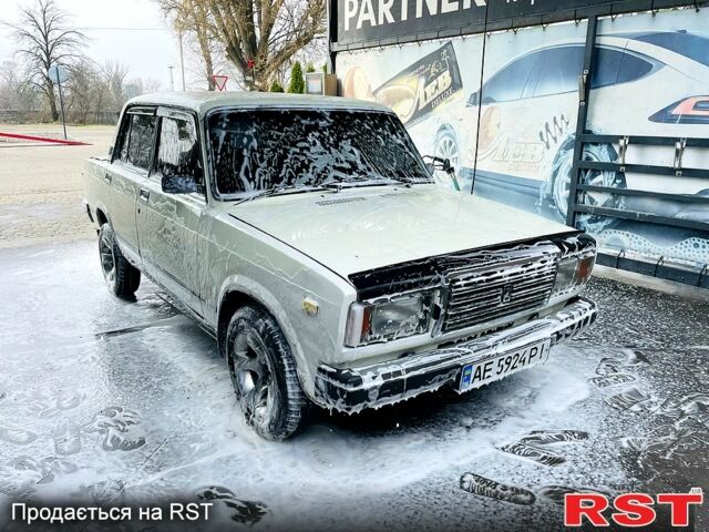Белый ВАЗ 2107, объемом двигателя 1.5 л и пробегом 300 тыс. км за 900 $, фото 1 на Automoto.ua