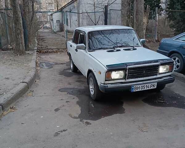 Белый ВАЗ 2107, объемом двигателя 1.45 л и пробегом 238 тыс. км за 1000 $, фото 1 на Automoto.ua