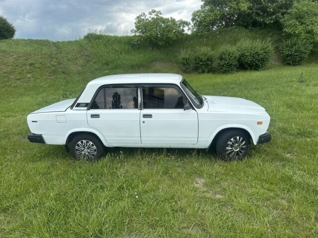 Белый ВАЗ 2107, объемом двигателя 1.5 л и пробегом 200 тыс. км за 1050 $, фото 1 на Automoto.ua