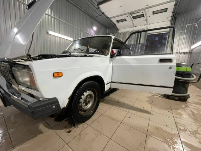 Белый ВАЗ 2107, объемом двигателя 1.5 л и пробегом 400 тыс. км за 350 $, фото 1 на Automoto.ua
