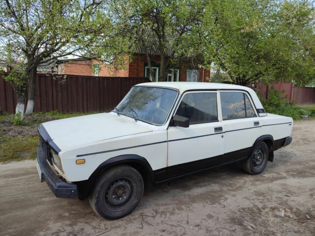 Белый ВАЗ 2107, объемом двигателя 1.5 л и пробегом 200 тыс. км за 350 $, фото 1 на Automoto.ua