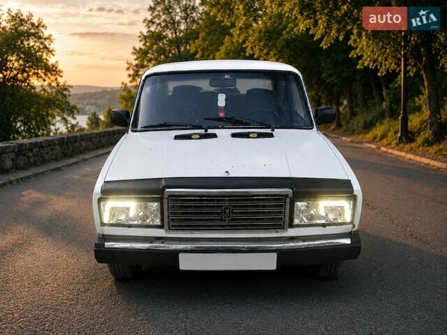 Белый ВАЗ 2107, объемом двигателя 1.5 л и пробегом 300 тыс. км за 800 $, фото 1 на Automoto.ua
