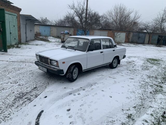 Белый ВАЗ 2107, объемом двигателя 1 л и пробегом 100 тыс. км за 2750 $, фото 1 на Automoto.ua