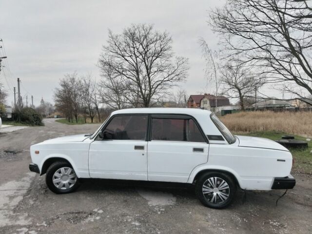 Белый ВАЗ 2107, объемом двигателя 1 л и пробегом 300 тыс. км за 824 $, фото 1 на Automoto.ua