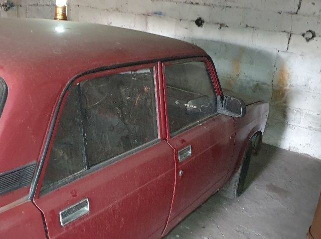ВАЗ 2107 2007 в Каменское - Днепродзержинск на Automoto.ua Красный ВАЗ 2107, объемом двигателя 0 л и пробегом 100 тыс. км за 800 $, фото 1 на Automoto.ua