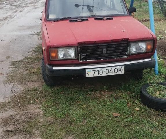 Красный ВАЗ 2107, объемом двигателя 1 л и пробегом 200 тыс. км за 250 $, фото 1 на Automoto.ua