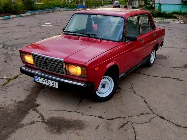 Красный ВАЗ 2107, объемом двигателя 1.5 л и пробегом 124 тыс. км за 810 $, фото 1 на Automoto.ua
