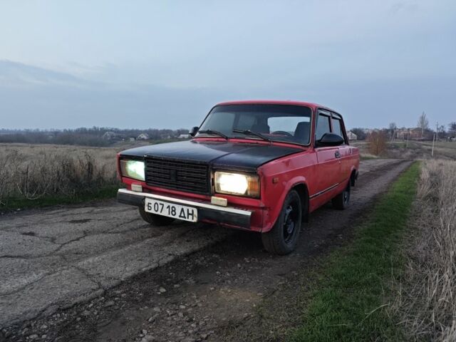 Красный ВАЗ 2107, объемом двигателя 1 л и пробегом 111 тыс. км за 357 $, фото 1 на Automoto.ua