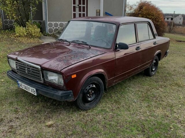 ВАЗ 2107 1991 в Каменское - Днепродзержинск на Automoto.ua Красный ВАЗ 2107, объемом двигателя 1.5 л и пробегом 100 тыс. км за 334 $, фото 1 на Automoto.ua