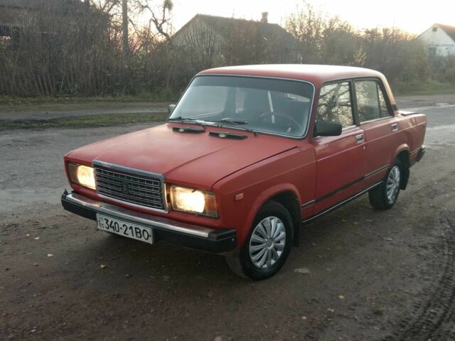 Красный ВАЗ 2107, объемом двигателя 1.3 л и пробегом 330 тыс. км за 375 $, фото 1 на Automoto.ua
